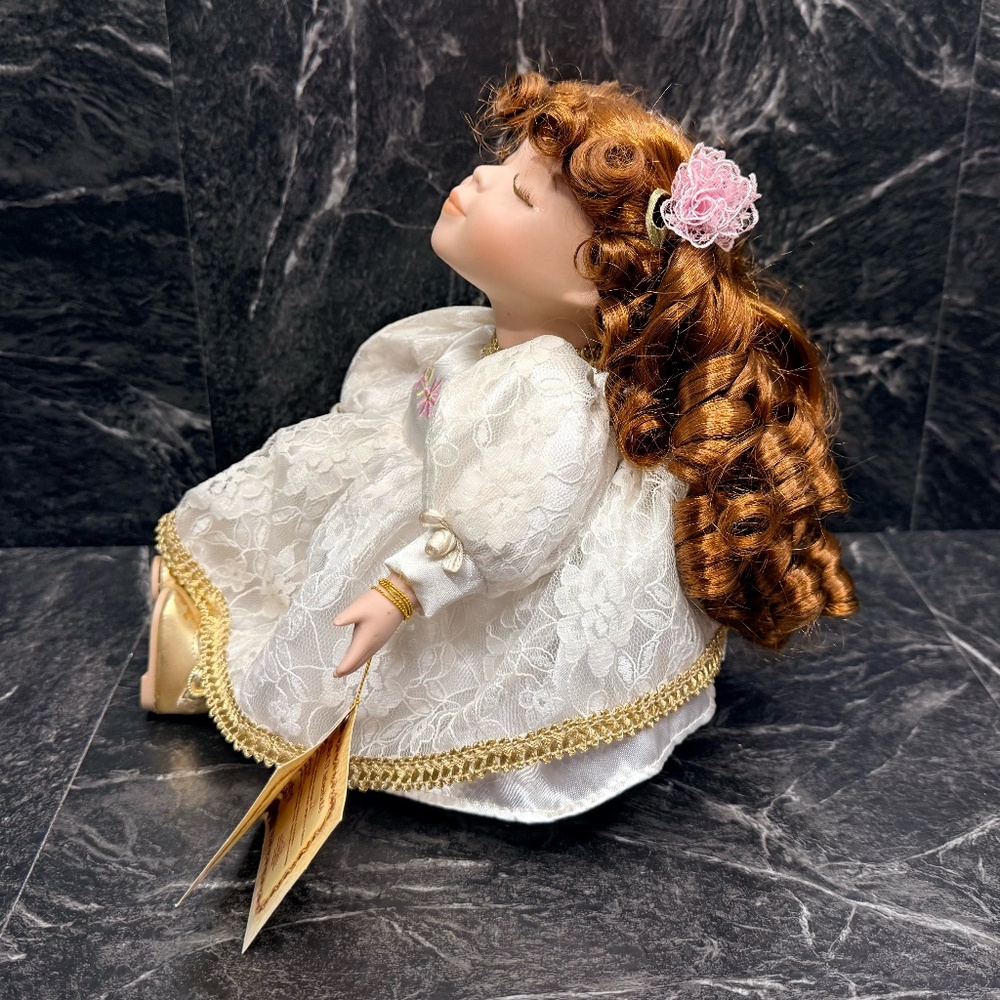 COLLECTOR’S CHOICE Porcelain Collectible Musical Doll - Picture 10 of 16